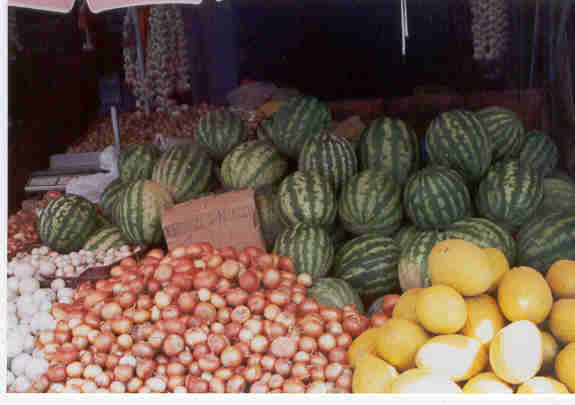  Bilde fra markedet p Korfu med meloner, lk og annet - Trykk for strre bilde! - copyright www.bradager.net